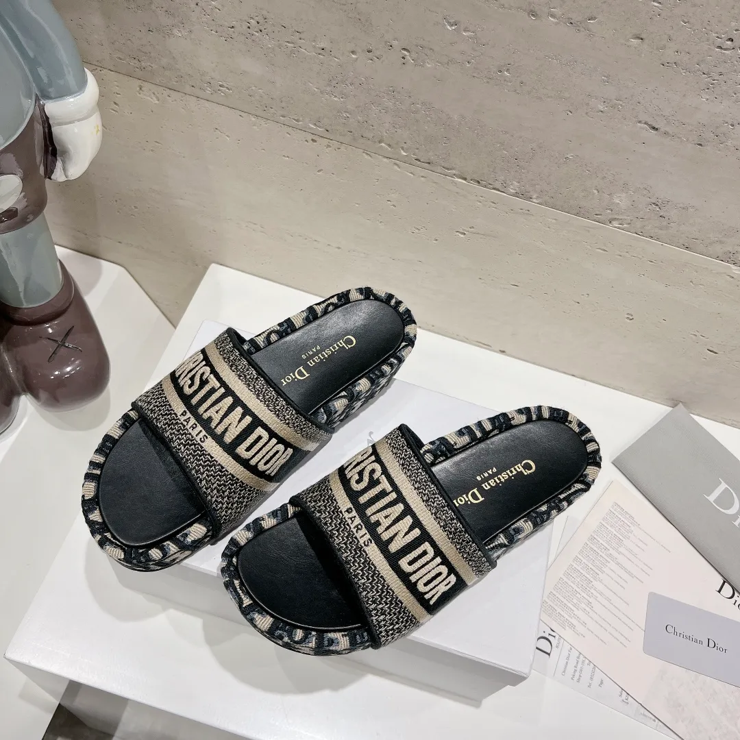 👟👟Ex-factory price 400👟👟Women's shoes Women's clothing DIOR Dior early spring new letter rust thick-soled slippers▪️ ✅What we sell is sheepskin foot leather~ ✅Reject the low-priced version of the market❌ ✅High-end quality, welcome to inspect and compare with three 👏 ✅Beautiful wedge-heeled thick-soled slippers, slimmer feet and longer legs than flat bottoms ✅The benefits for petite girls are here❤️ ✅It is also a must-have for daily travel and home. You can wear it however you like regardless of the occasion. The color is super beautiful! No need to worry about any dress code ✅The outsole is designed with a non-slip and wear-resistant backing, so you don’t have to worry about rain on rainy days 👉Size: 34-40 yards (custom-made sizes 34, 40 and 41 are non-refundable)